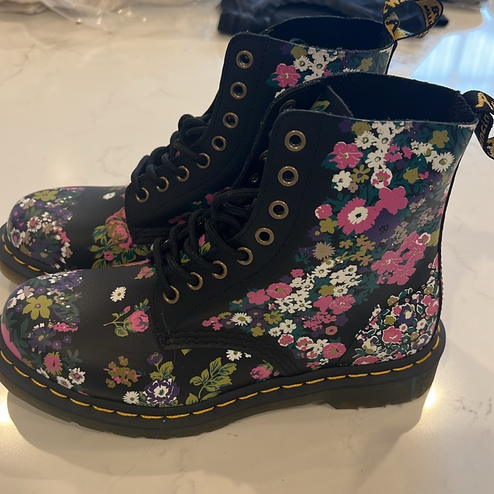 Dr. Martens Floral Black Women's Boots Size 8 NEVER WORN AMAZING detail!!